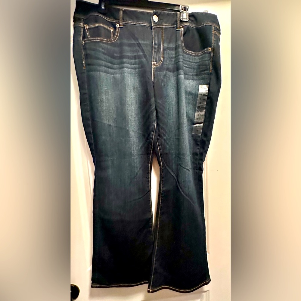 American Eagle Outfitters. Size 18 Short. Kick boot, mid rise, super stretch
NWT